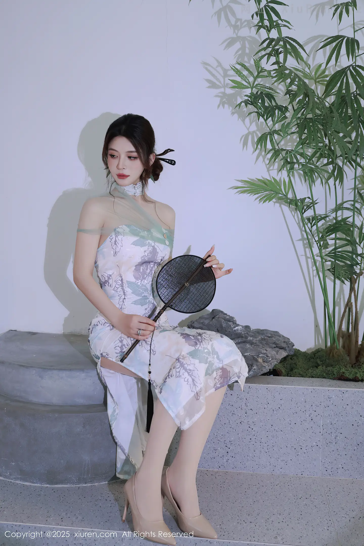 图片[2]-[XiuRen秀人网]VOL.10694 模特阿依莎性感浅色古风服饰配超薄肉色秀高挑曼妙身材诱惑写真82P-秀人网官方网站